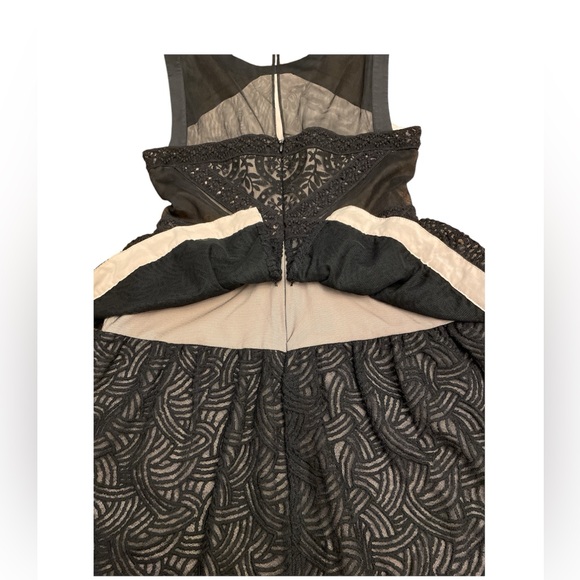 BCBGMAXAZRIA Joselyn Fit & Flare Black Sleeveless Lace Floral Mini Dress Size 6 - Picture 7 of 10